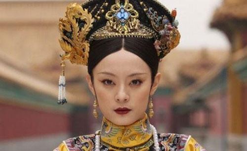 甄嬛传中的头饰,比一般的剧要用心,但是依旧比较简陋。