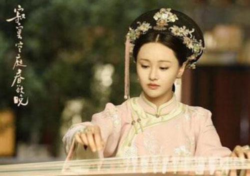 清宫剧是影视剧最常用的一个素材,但是影视剧中的头饰都非常简单。