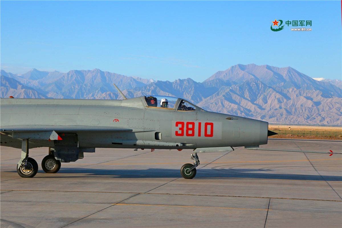 戈壁大漠中飞行员驾驶歼7战机演练战法