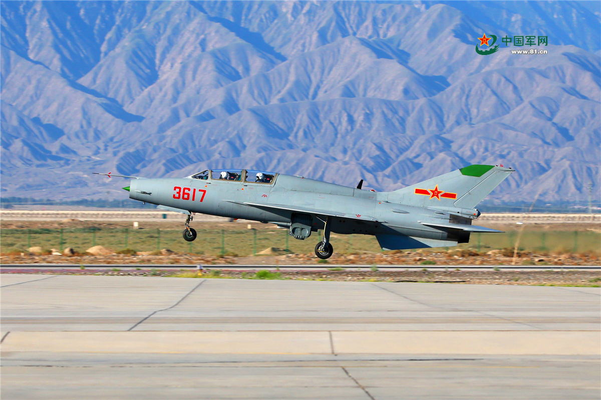 戈壁大漠中飞行员驾驶歼7战机演练战法