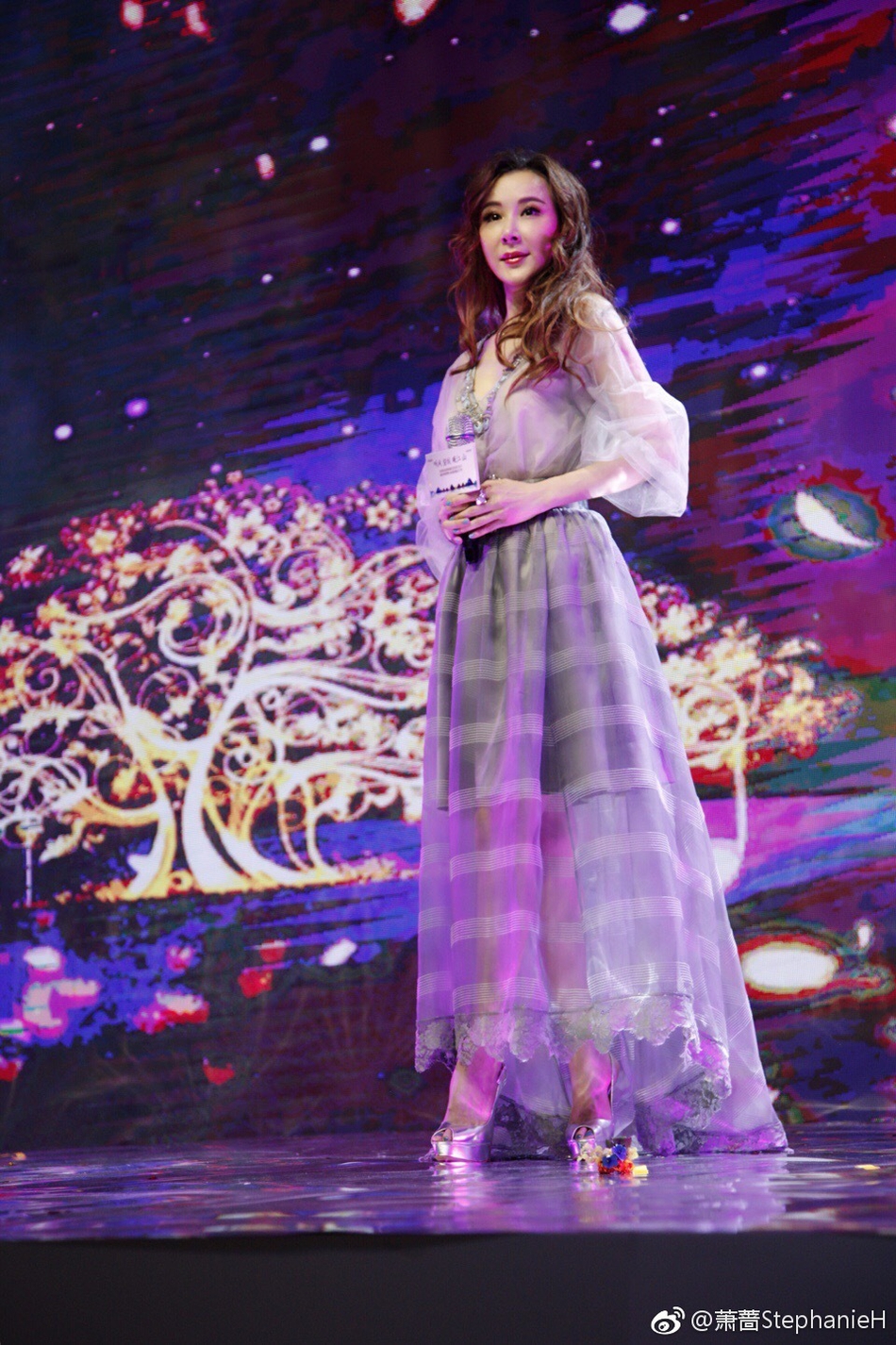 新浪娱乐讯 29日,有着"台湾第一美女"之称的萧蔷在微博晒出一组近照