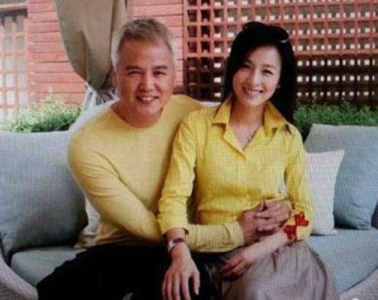 张庭老公林瑞阳公开与一女子十指相握，搂抱亲密，网友却说：林瑞阳怎么美颜后像太监？