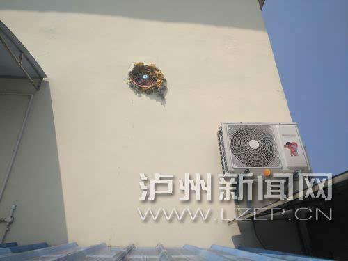 27日，中午11：30分，维多利亚领秀9号楼电梯机房的排气扇和空调都没有工作