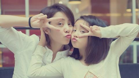 孙莉和多多，小时候的多多更像黄磊，但后来就越长越像妈妈了，气质跟妈妈也有点相似