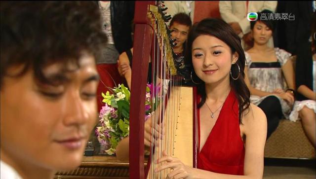 与陈锦鸿、伍咏薇合作《缘来自有机》饰演男主的前任YOYO ；