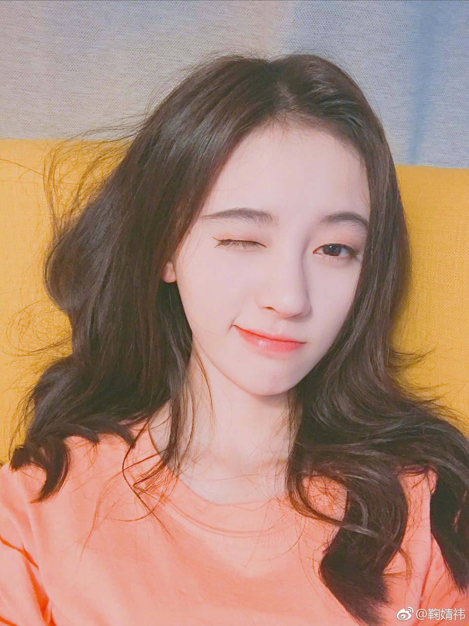 新浪娱乐讯 8月29日，鞠婧祎在微博晒出一组自拍美照，俏皮Wink笑容甜美。