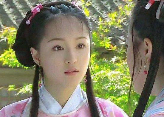 《无敌县令》里方圆饰演的王白荷,金铭饰演的王喜鹊,姐妹俩两人圆圆的