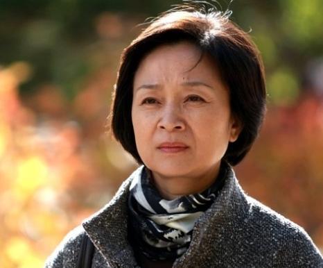 同是大妈级演员,朱茵和刘莉莉儒雅老去,而她却靠一脸玻尿酸强撑