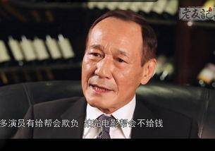 据描述，对方把刘嘉玲从车上扯了下来绑架，并且抢走了她的首饰和钱财，