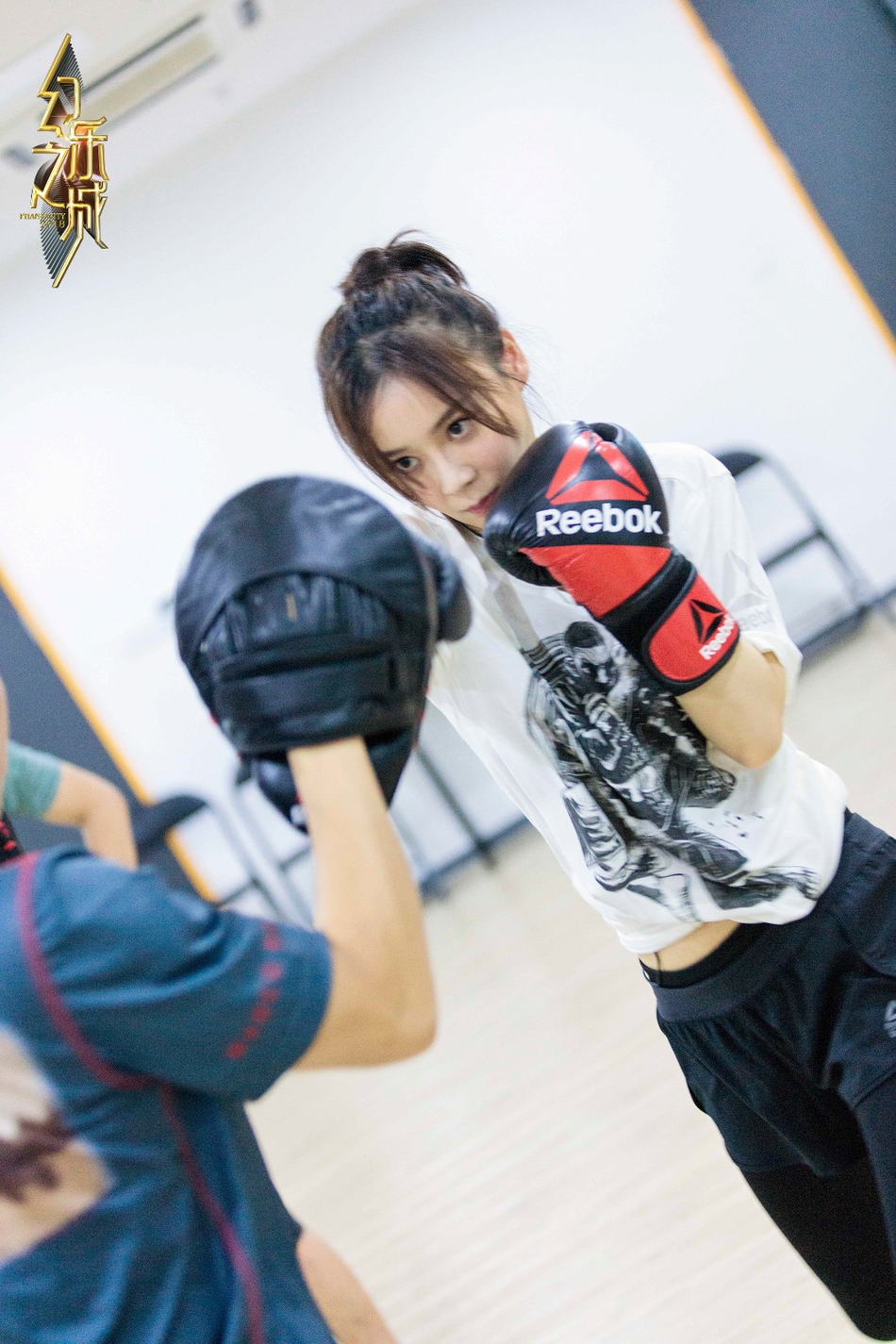 袁姗姗挑战拳击运动眼神坚定 一丝不苟颇具专业风范