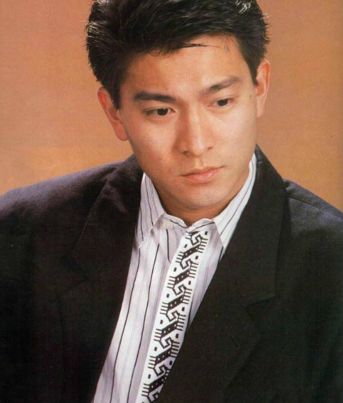 曾被称为香港大长腿男神,却被曝家暴离婚,如今白发苍苍认不出!