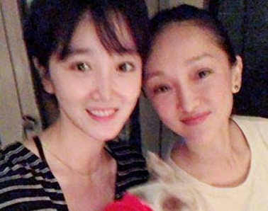 “纯妃”周迅与贴身宫女惢心的素颜同框