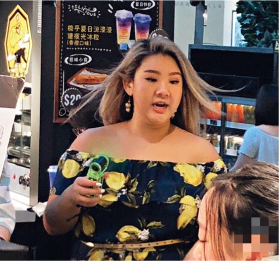 工作人员给了郑欣宜一个小电扇，才让她舒服一点，更卖力的招揽顾客，有问必答非常亲切。