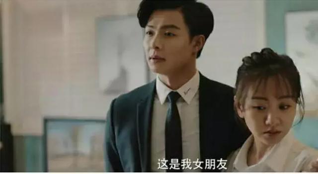 再后来两人一起逛街时，张日山也是霸气十足，“喜欢什么随便挑，我出钱”，处事风格真的很“张会长”了。