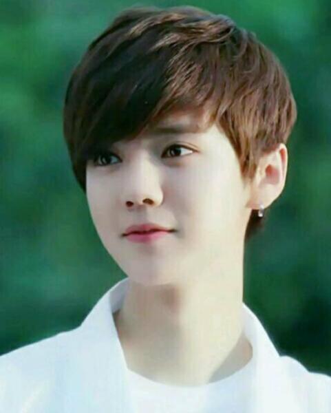 同是《镇魂》出名的朱一龙,长着一张明显的88年的脸,较为成熟.