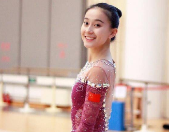 而且她全方位无死角的美也是吸引了众多宅男以及媒体的关注。