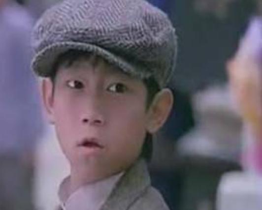 今天我要介绍的是颜正国，他的表演道路比释小龙难多了。他童年时的可爱形象深受观众喜爱。