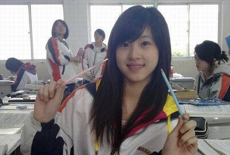 图为奶茶妹妹的求学时期。你觉得猪肉西施和奶茶妹妹哪个更美呢？