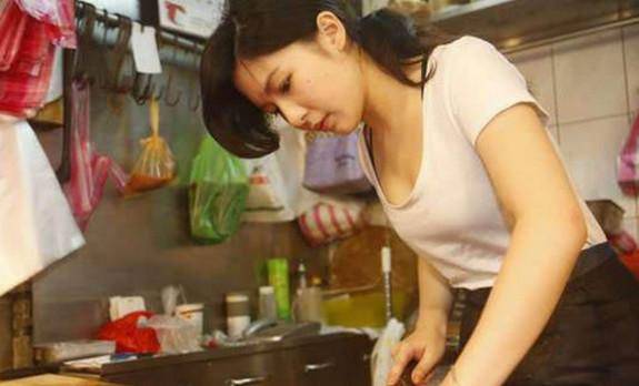 很多顾客看到这么美的卖猪肉的清纯妹子，都不禁给她拍张照，张采婕也因此在网络上红了起来。