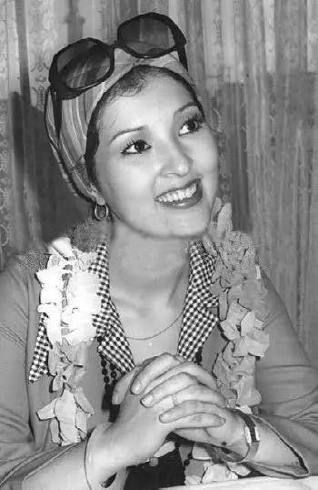 白小曼在邵氏出演的第一部电影就是李翰祥执导的《声色犬马》,影片分为“声、“色和“犬马(赌)三段故事。