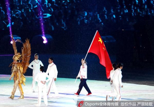 闭幕式旗手郭丹引领中国代表团入场。