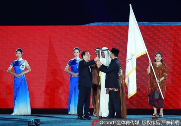 中国奥委会主席苟仲文接过亚运会火炬。