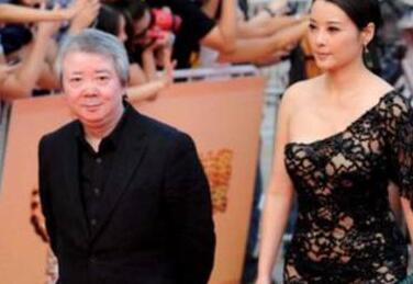 曾经，袁立参加的第14届华表奖，惊艳的镂空透视装，让她一炮打响。