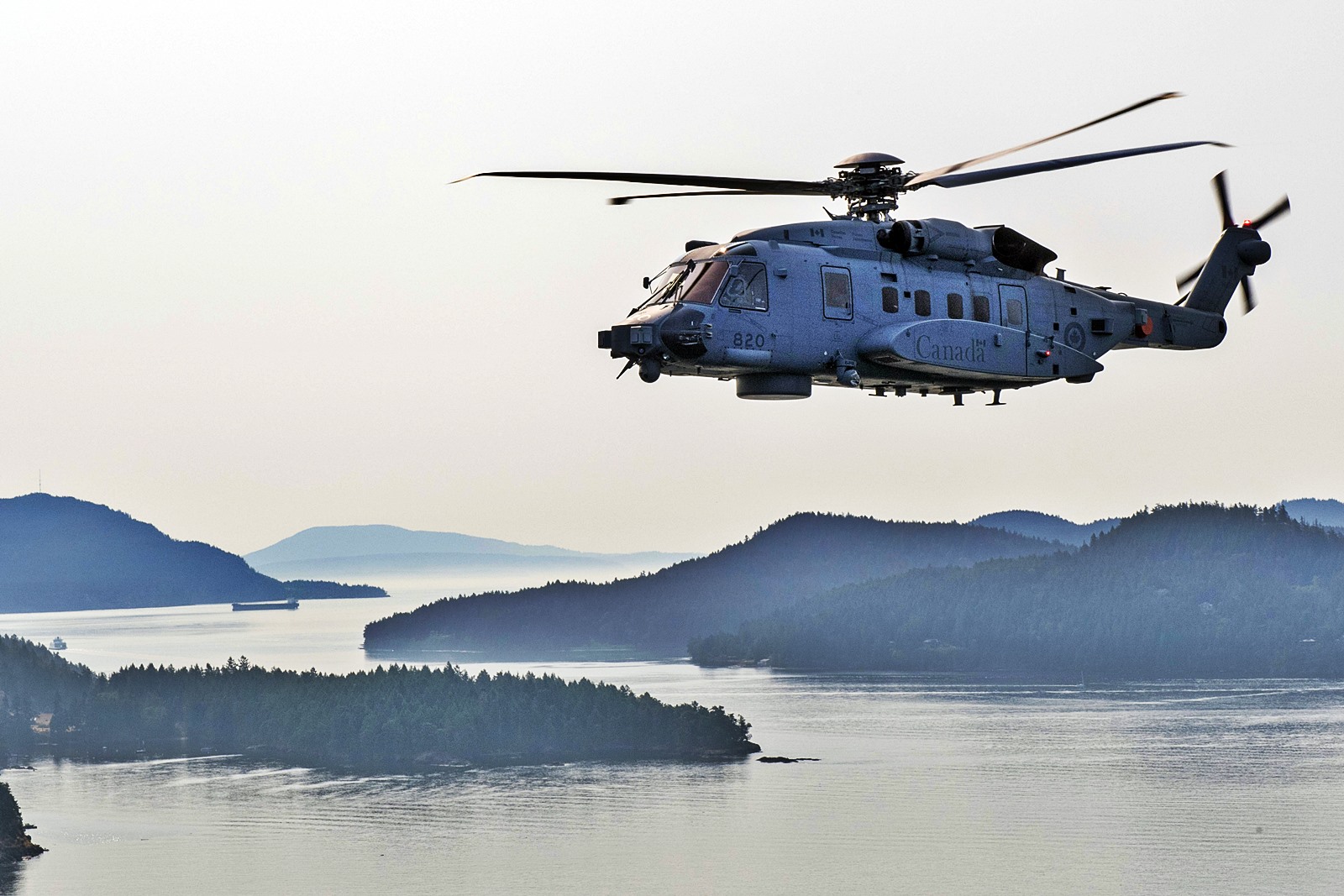 加拿大海军最先进反潜直升机巡航地中海海域