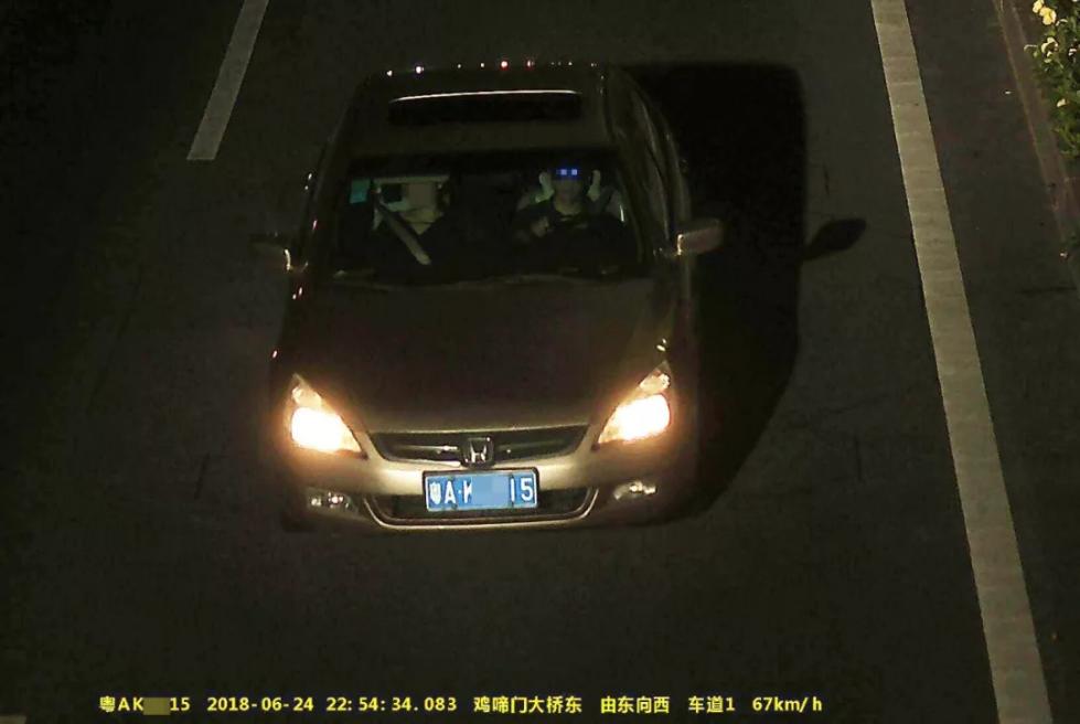 6月10日晚上9时30分,周某在珠海大道东往西方向鸡啼门大桥路段行驶,也戴着墨镜。▼