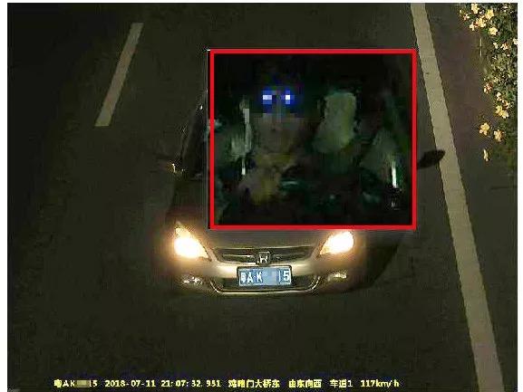 交警简直惊呆了,大晚上的戴墨镜开车,难怪周某说没看见行人。