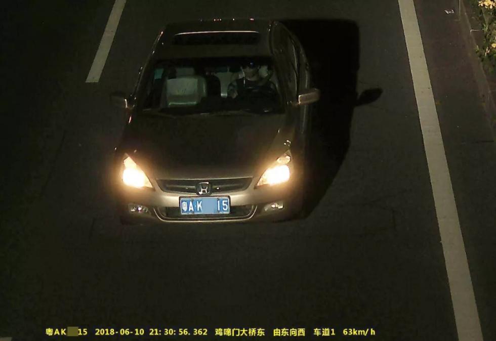 5月30日晚上8时15分,地点还是珠海大道东往西方向鸡啼门大桥路段,周某同样戴着墨镜。▼