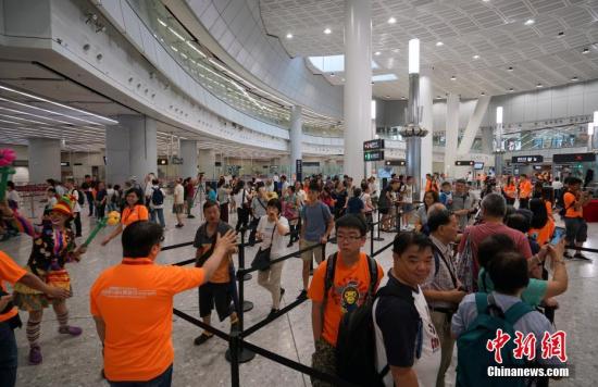 香港市民在西九龙站内参观。中新社记者 张炜 摄