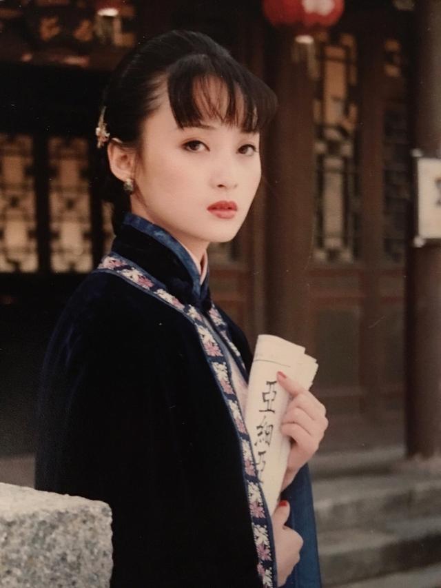 该片出自蒋勤勤1998年主演的电视剧《小凤仙的故事》,只见照片中的