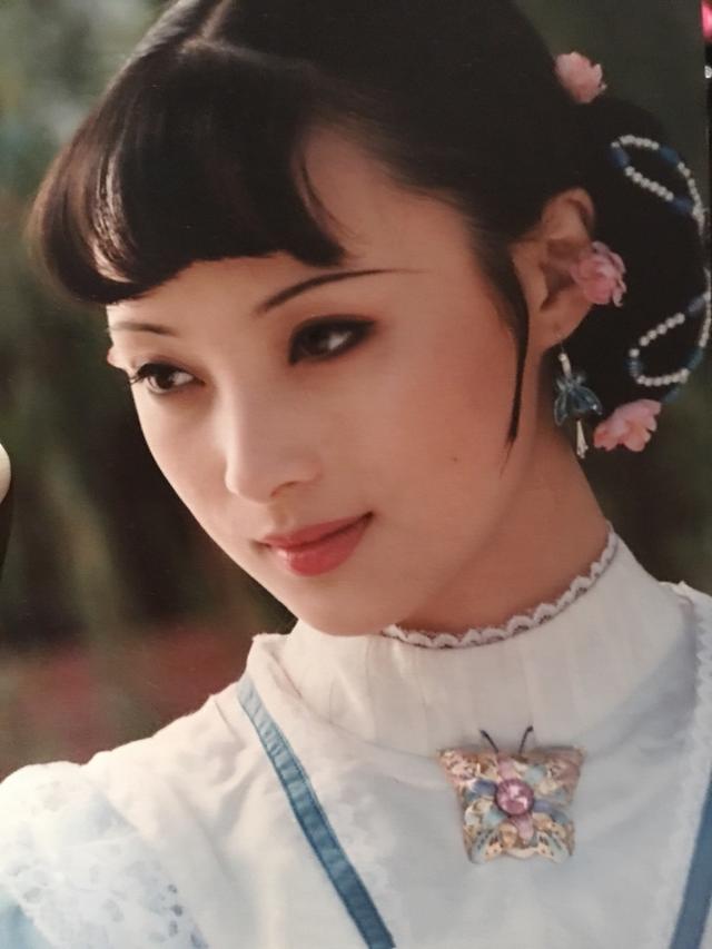 蒋勤勤生日曝光自己20年前旧照凤眼雪肤初代神颜似画中仙女