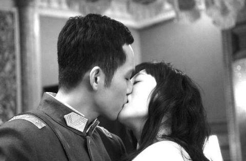 这部剧由胡歌与闫妮主演,这部剧可能是胡歌吻戏最多的剧了,然而闫妮还