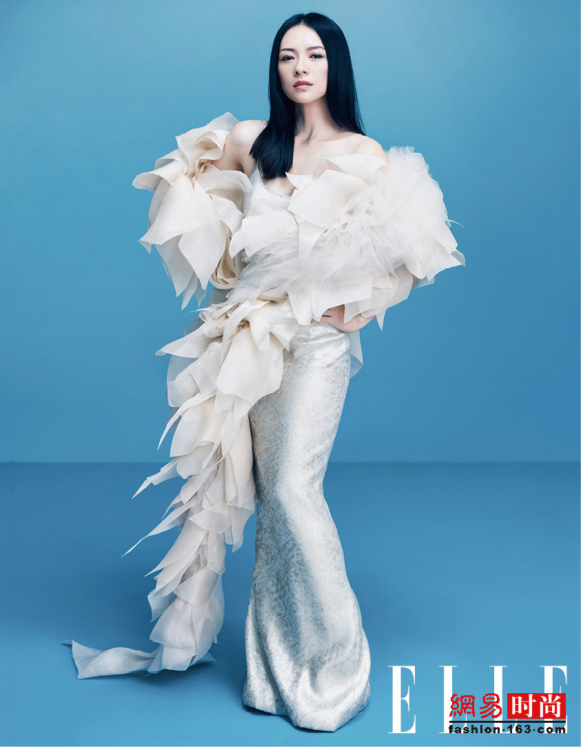 章子怡深V裸背登封面 大秀性感身材