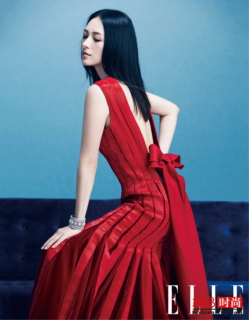 章子怡深V裸背登封面 大秀性感身材