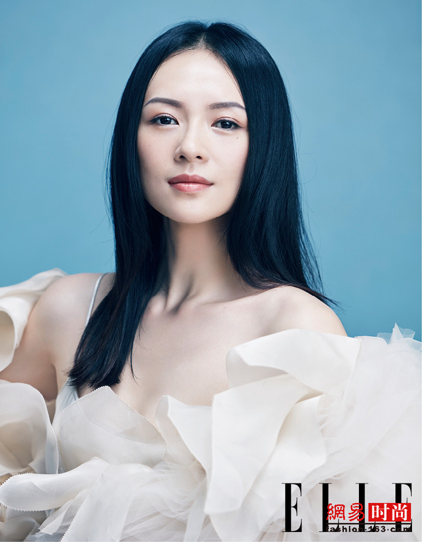 章子怡深V裸背登封面 大秀性感身材