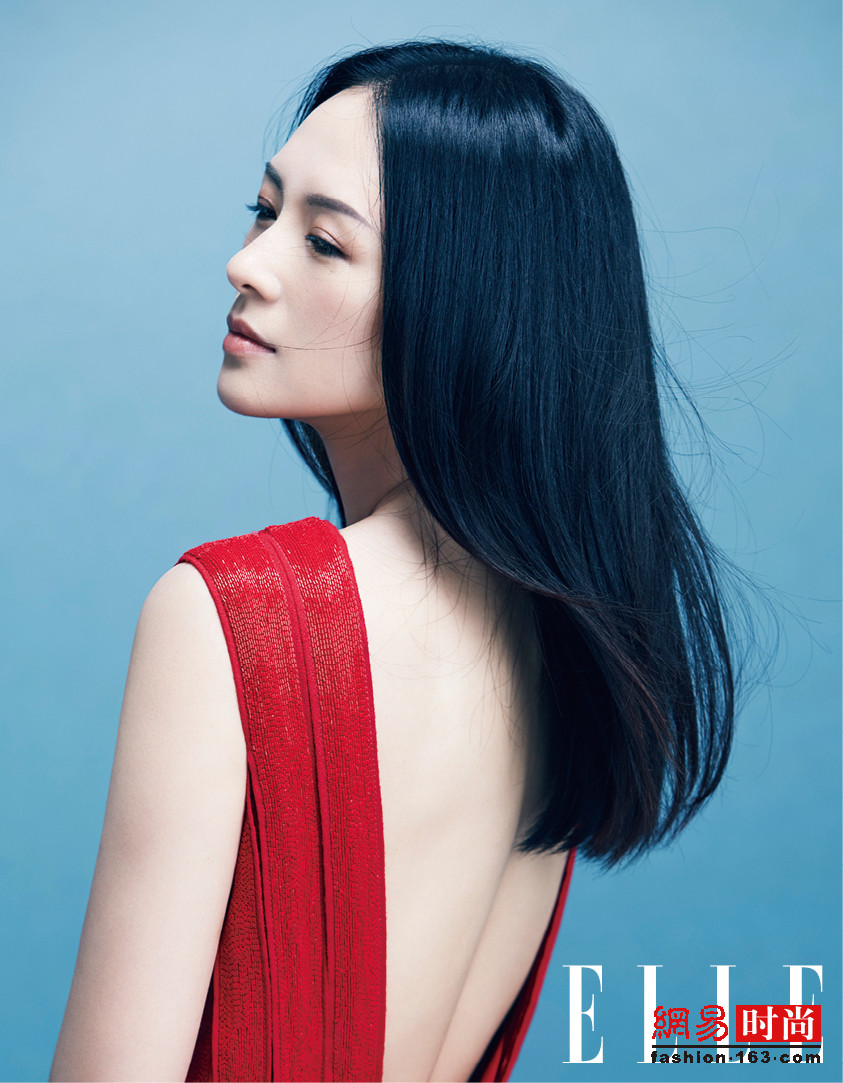 章子怡深V裸背登封面 大秀性感身材