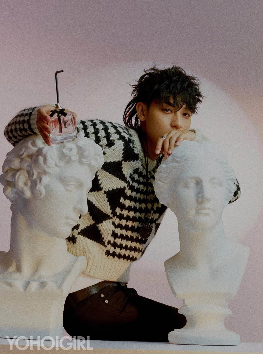 5 黄子韬封面大片公开 完美驾驭时尚色彩