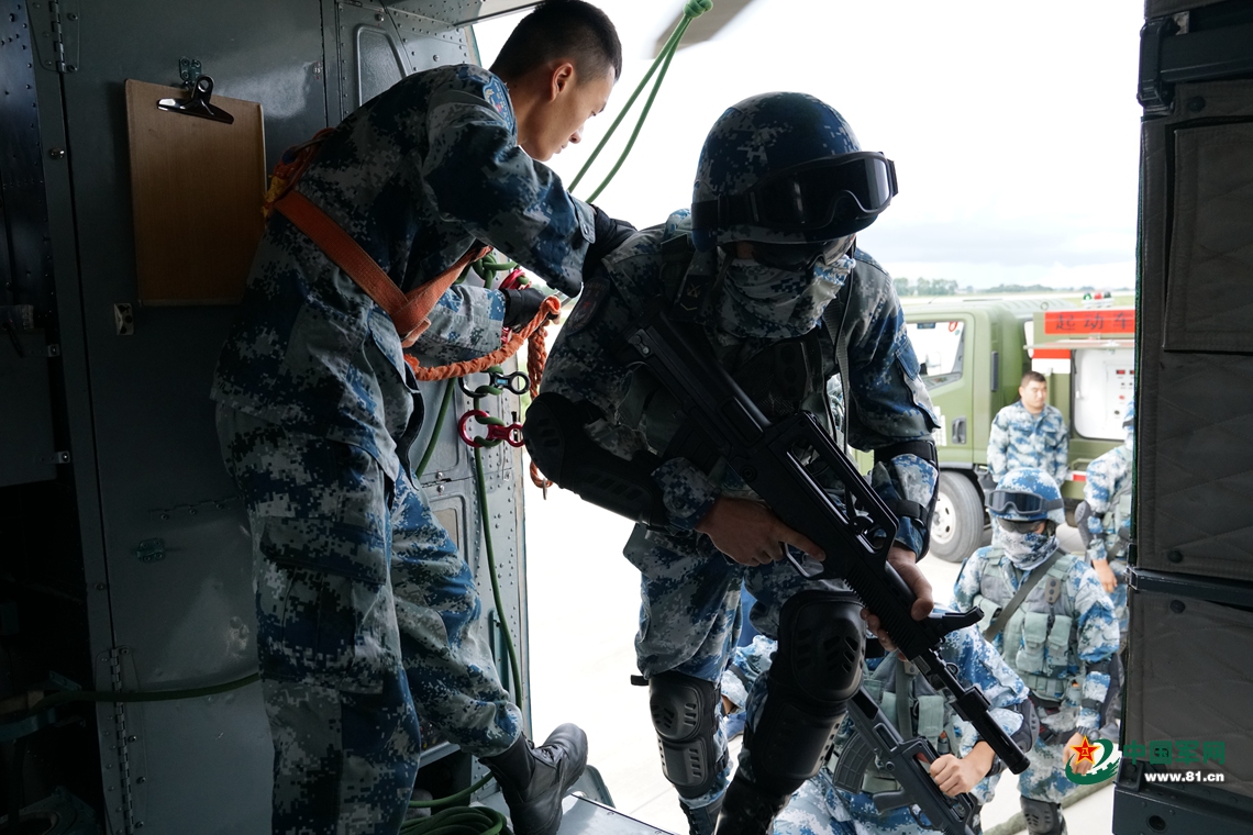 19 帅爆!空降兵某空中突击旅近距离公众面前亮相