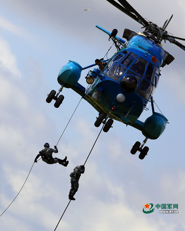 19 帅爆!空降兵某空中突击旅近距离公众面前亮相