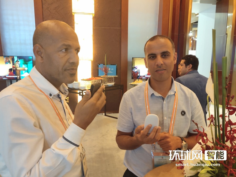 非洲国家记者体验翻译机产品