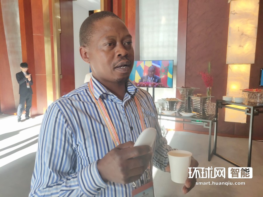 非洲国家记者通过翻译机与记者交流