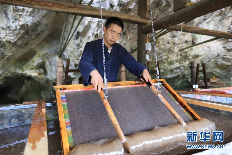 8月27日,"丹寨石桥古法造纸"国家级非遗传承人王兴武正在"抄纸".