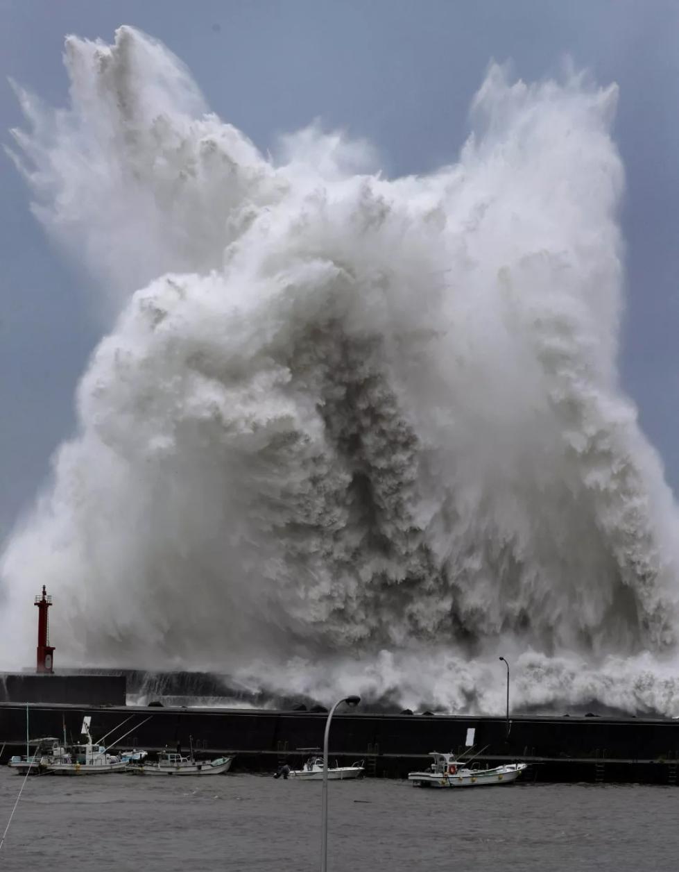 △当地时间9月4日，日本高知县海岸掀起巨浪。（图/视觉中国）