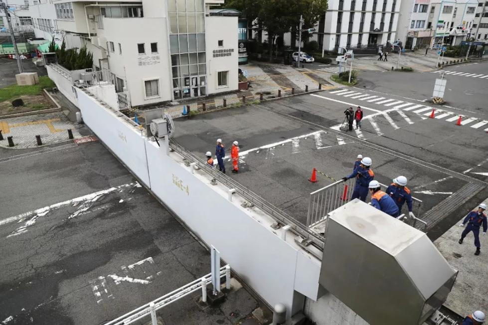 △日本大阪一大楼外墙被大风强势摧毁（图/视觉中国）