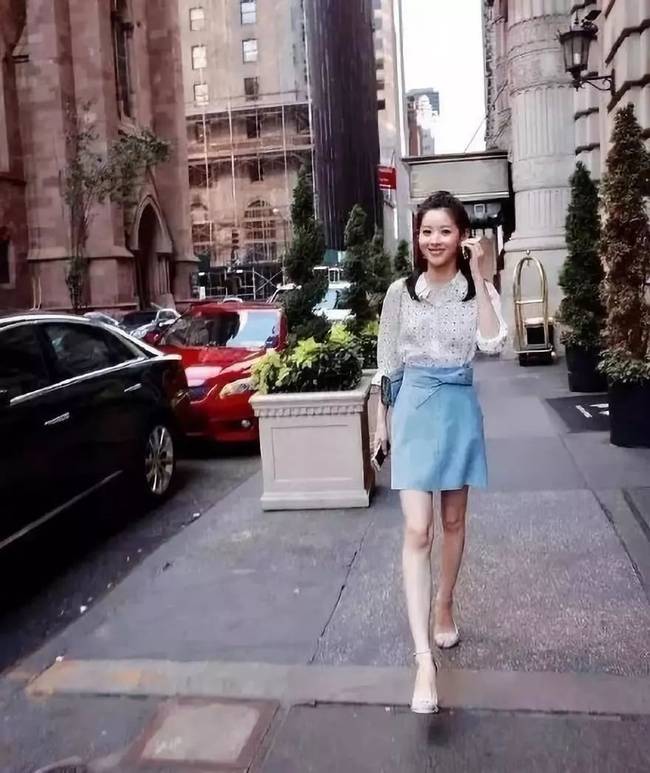 白色T恤搭配黑色半身裙,裙子两侧的条纹设计,休闲又时尚。整套穿搭简约又减龄,休闲又潮范!