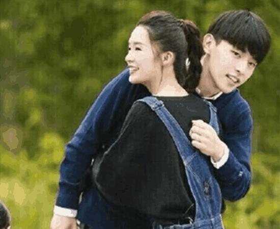 还有之前拍戏和赵丽颖一起骑马时,邓伦也不忘保持对颖宝的尊重.