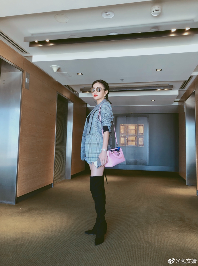 组图辣妈包文婧身穿热裤长靴秀美腿红唇抢镜墨镜很酷炫